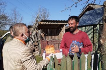 Peste 3.000 de pachete oferite de Dumitru Morhan românilor din nordul Bucovinei