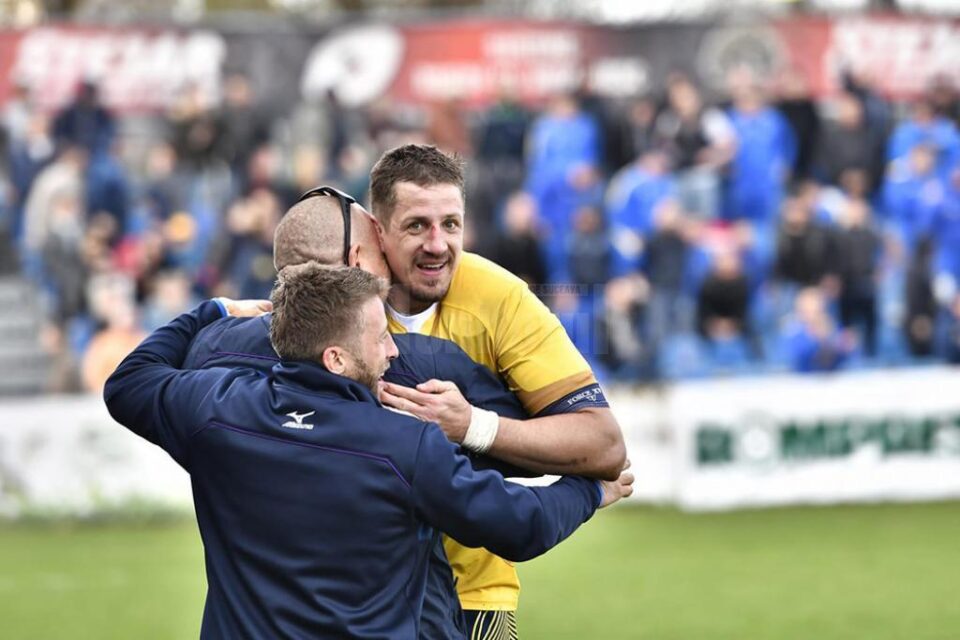 Mihai Macovei este de ani buni căpitanul echipei naționale de rugby Mihai Macovei este de ani buni căpitanul echipei naționale de rugby
