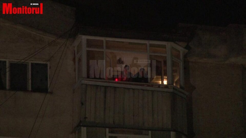 Noaptea de Înviere la Catedrala „Nașterea Domnului” Suceava: preoții în biserică, credincioșii la balcoane cu candele aprinse