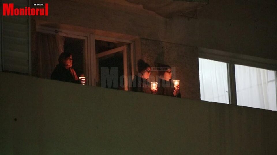 Credincioși ieșiți pe balcoane cu candele aprinse