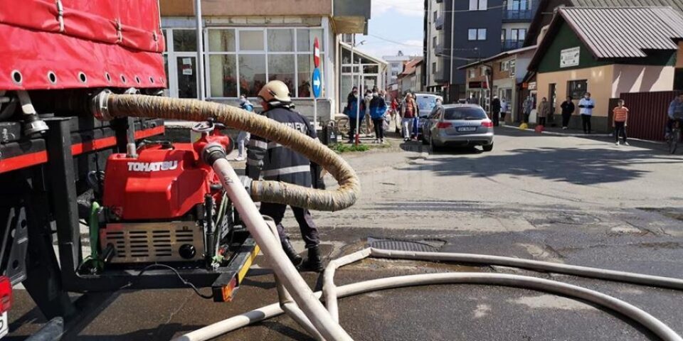 Incendiu puternic la Rădăuți, cu pagube importante, dar care se putea transforma într-un dezastru