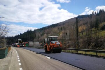 Drumarii au început asfaltări și pe DN 17, de la Câmpulung la Pojorâta