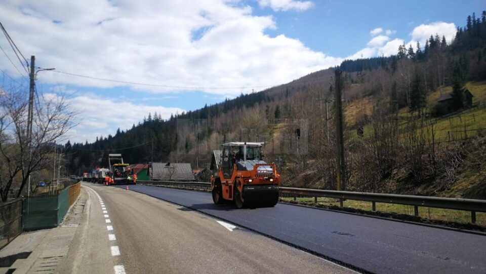 Drumarii au început asfaltări și pe DN 17, de la Câmpulung la Pojorâta
