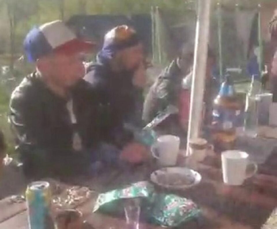 Au petrecut de Paște în grup și au făcut live pe Facebook