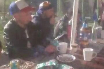 Au petrecut de Paște în grup și au făcut live pe Facebook