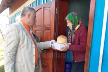 Peste 3.000 de pachete oferite de Dumitru Morhan românilor din nordul Bucovinei