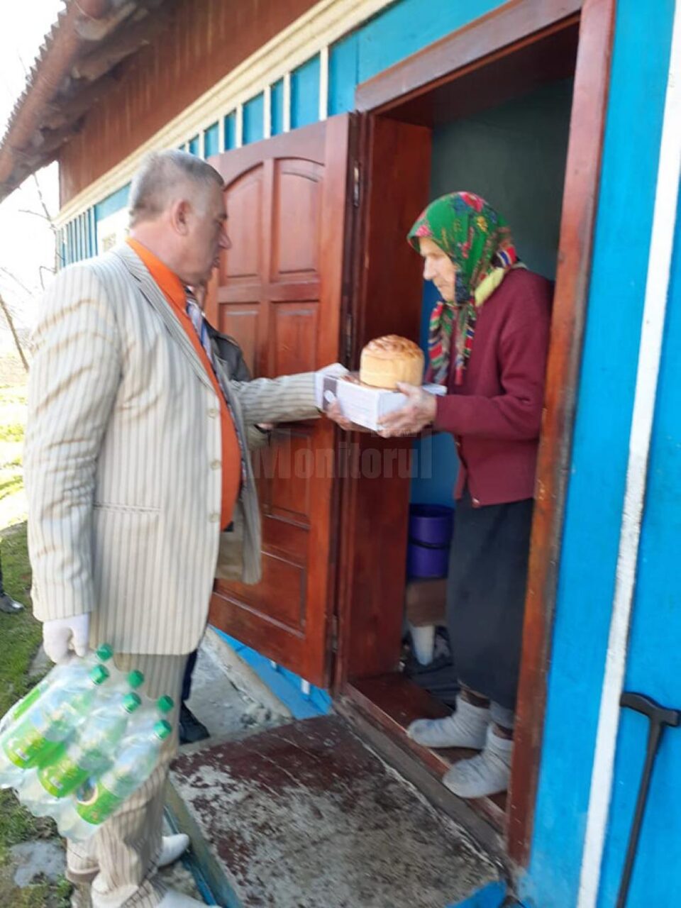 Peste 3.000 de pachete oferite de Dumitru Morhan românilor din nordul Bucovinei