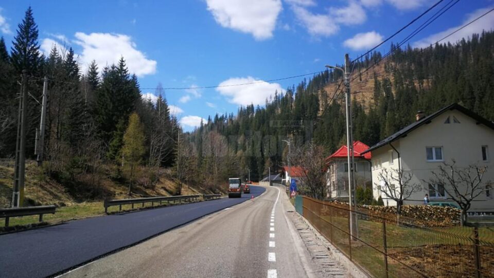 Drumarii au început asfaltări și pe DN 17, de la Câmpulung la Pojorâta