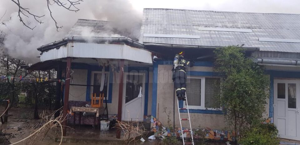 Casa a fost afectată în zona acoperișului și pe interior Casa a fost afectată în zona acoperișului și pe interior