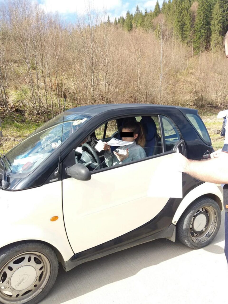 Polițiștii a oprit un autoturismul Smart, pentru controlul de rutină cu privire la declarațiile privind justificarea deplasării Polițiștii a oprit un autoturismul Smart, pentru controlul de rutină cu privire la declarațiile privind justificarea deplasării