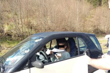 Polițiștii a oprit un autoturismul Smart, pentru controlul de rutină cu privire la declarațiile privind justificarea deplasării