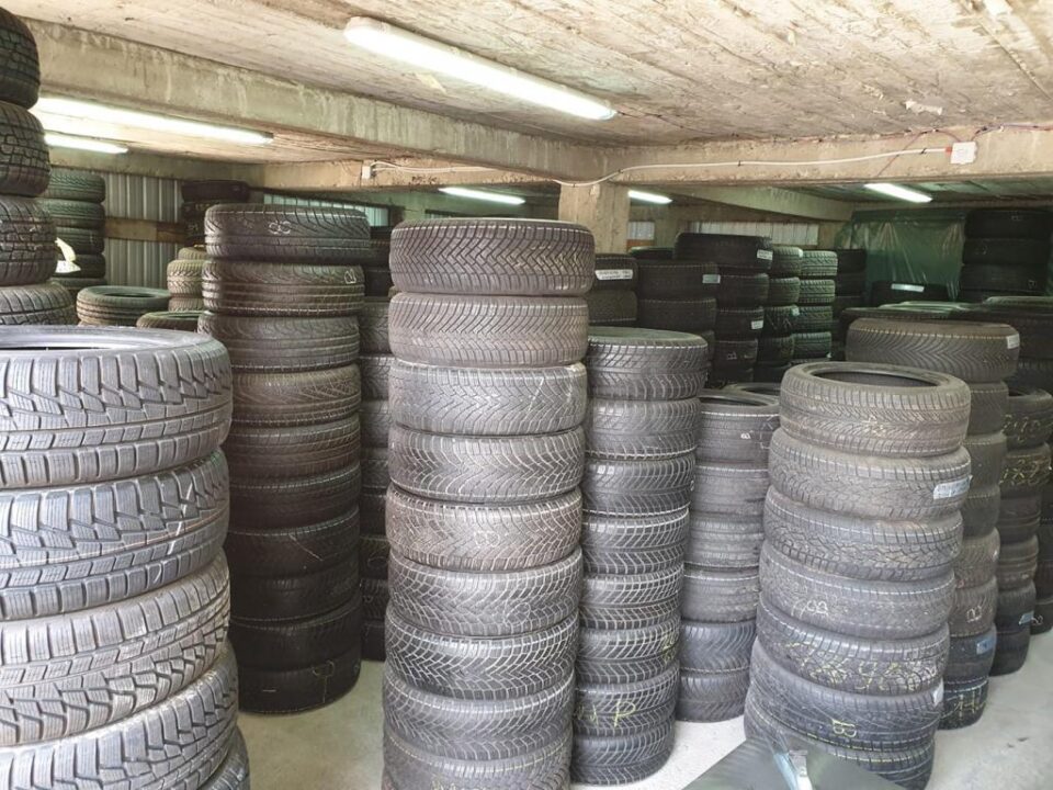Anvelope noi și second împerecheate la sediul firmei Anvelope Suceava din Ipotești