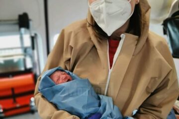 Dr. Emanuela Mercorie cu fetița abia venită pe lume