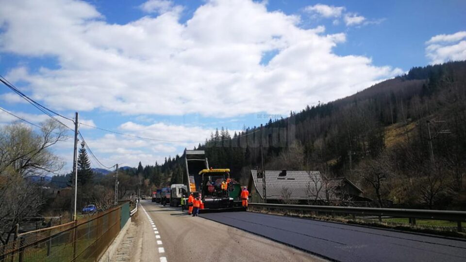 Drumarii au început asfaltări și pe DN 17, de la Câmpulung la Pojorâta