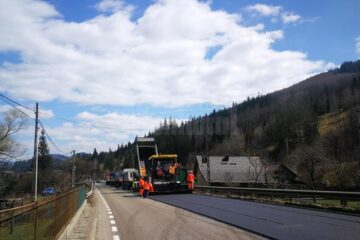 Drumarii au început asfaltări și pe DN 17, de la Câmpulung la Pojorâta