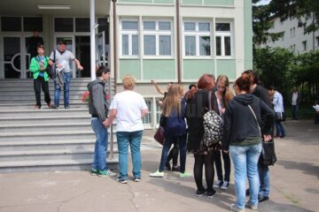 Elevii din clasele a 8-a și a 12-a s-ar putea întoarce primii la scoală