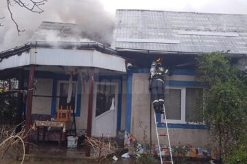 Casă din Fălticeni, afectată serios de un incendiu la acoperiș