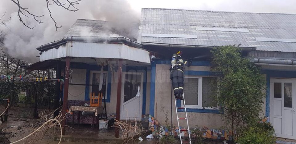 Casă din Fălticeni, afectată serios de un incendiu la acoperiș