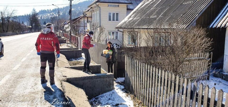 Salvamontiști din Vatra Dornei, implicați zilnic în activitățile de prevenire a răspândirii noului coronavirus și de ajutorare a celor care au nevoie