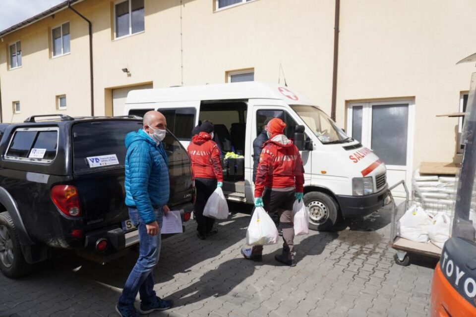 Salvamontiști din Vatra Dornei, implicați zilnic în activitățile de prevenire a răspândirii noului coronavirus și de ajutorare a celor care au nevoie