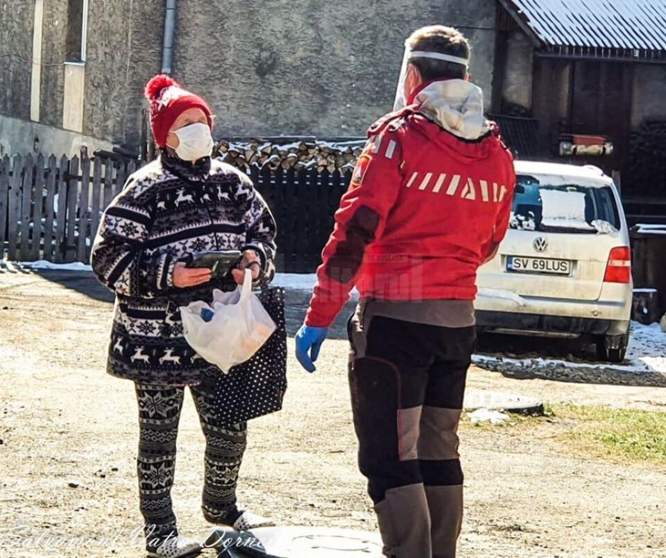 Salvamontiști din Vatra Dornei, implicați zilnic în activitățile de prevenire a răspândirii noului coronavirus și de ajutorare a celor care au nevoie