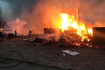 Gater mistuit de flăcări, în condiții de vânt puternic, la Cornu Luncii