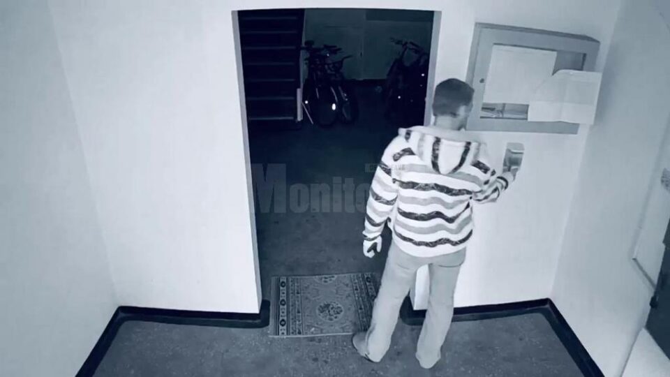 Un individ trage pe nas dezinfectantul de mâini, apoi fură întreg recipientul din casa scării Un individ trage pe nas dezinfectantul de mâini, apoi fură întreg recipientul din casa scării