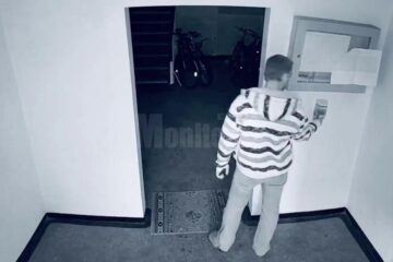 Un individ trage pe nas dezinfectantul de mâini, apoi fură întreg recipientul din casa scării