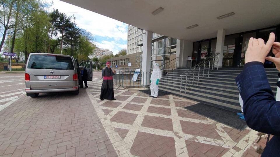 Donațiile făcute de Papa Francisc au ajuns luni la Spitalul Județean Suceava