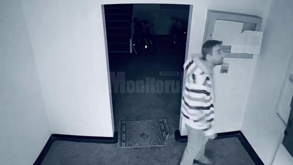 Un individ trage pe nas dezinfectantul de mâini, apoi fură întreg recipientul din casa scării