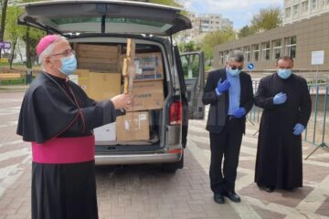 „Crucea Sfântului Francisc”, oferită de Papa Francisc Spitalului Suceava, transmisă noului manager, dr. Buzdugan