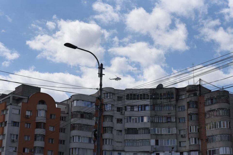 Un elicopter acționează în Suceava, în cadrul unei acțiuni care urmărește tăierile ilegale de pădure