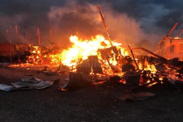 Focul a mistuit hala cu tot cu utilajele și materialul lemnos din interior