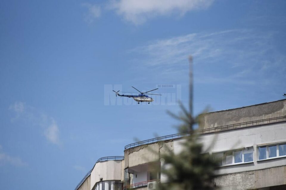 Elicopterul, în a doua parte a acțiunii, deasupra Sucevei