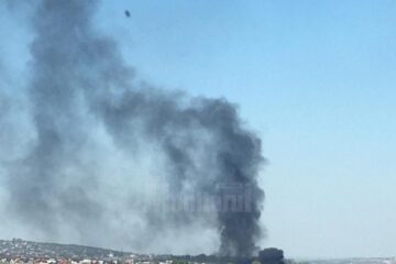 Intervenție a pompierilor pentru stingerea unor cauciucuri aprinse, în comuna Șcheia