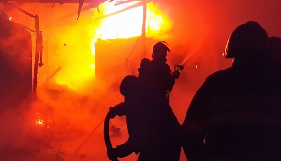 Două gospodării, afectate într-un incendiu care a făcut pagube de 100.000 de lei