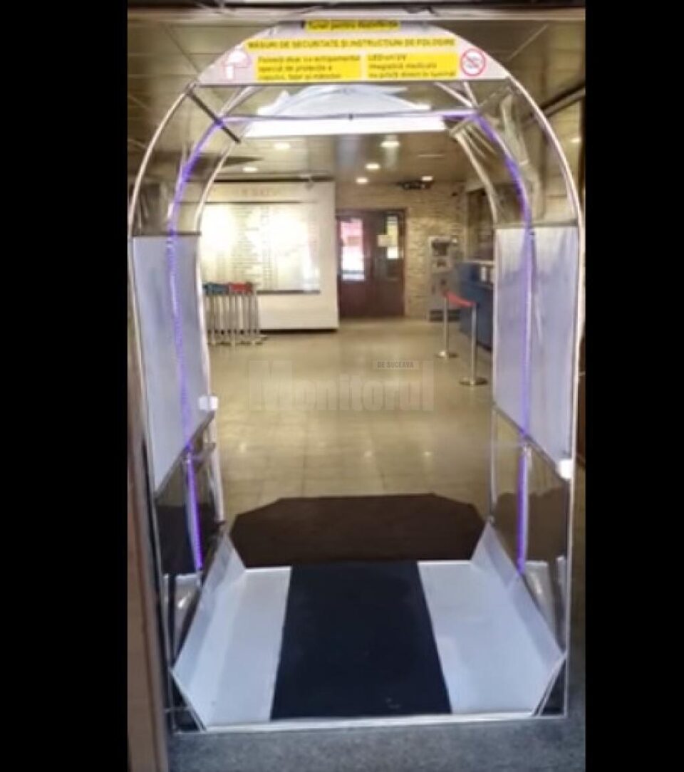 Tunel pentru dezinfectare, montat la intrarea în sediul Primăriei Suceava