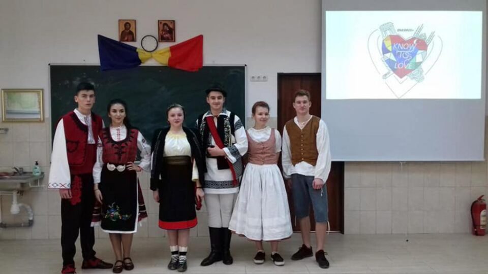 Oaspeți din Bulgaria și Cehia, la liceul din Vicovu de Sus, în cadrul unui proiect Erasmus + Oaspeți din Bulgaria și Cehia, la liceul din Vicovu de Sus, în cadrul unui proiect Erasmus +