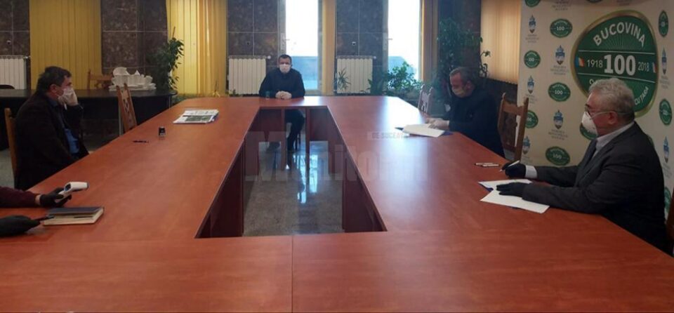 Primarul Ion Lungu și Vasile Florea (Florconstruct), la semnarea contractului pentru primul tronson al drumului către Podul Unirii