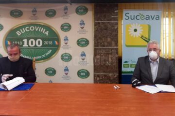 Primarul Ion Lungu și Vasile Florea (Florconstruct), la semnarea contractului pentru primul tronson al drumului către Podul Unirii