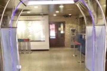 Tunelul de decontaminare, prin care substanța biocidă este pulverizată pe cei care intră în Primăria Suceava