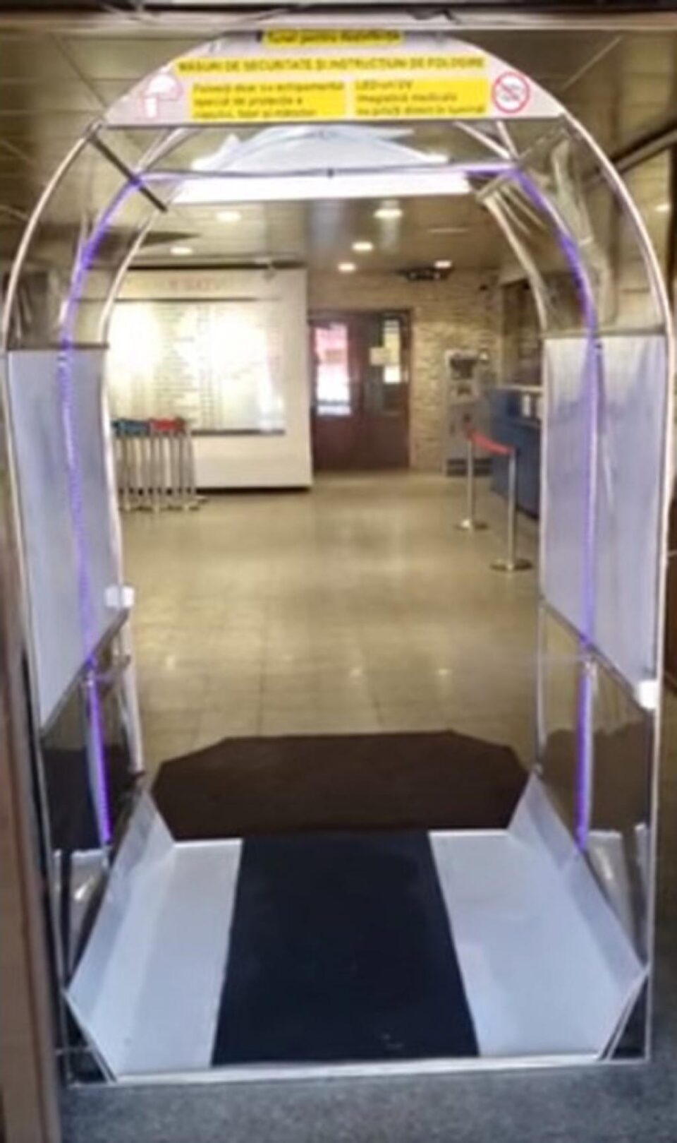 Tunelul de decontaminare, prin care substanța biocidă este pulverizată pe cei care intră în Primăria Suceava