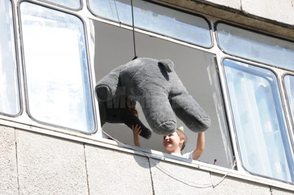 Cadoul a ajuns la copil în balcon legat cu o sfoară