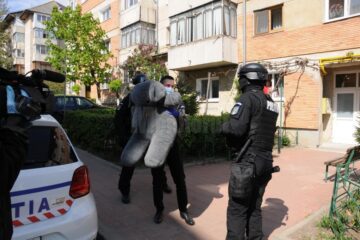 Polițiștii i-au oferit un elefant de pluș, i-au cântat si i-au urat La multi ani! Polițiștii i-au oferit un elefant de pluș, i-au cântat si i-au urat La multi ani!