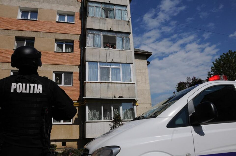 Din balcon, copilul privea mirat la desfășurarea de forțe din fața blocului său