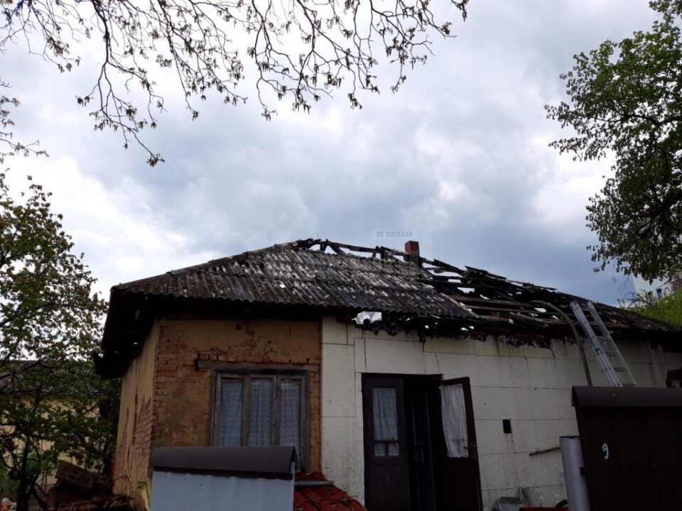 Flăcările au cuprins astereala acoperișului și au distrus în mare partea învelitoarea casei de locuit