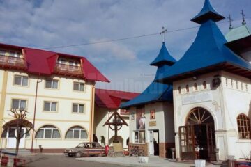 Mănăstirea Bogdănești și căminul de bătrâni