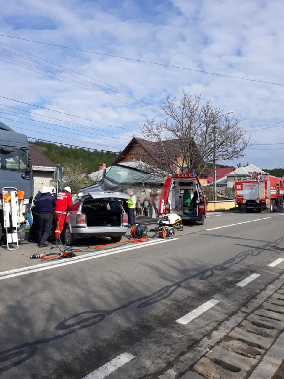 Șoferul autoturismului, scos de pompieri din caroseria avariată