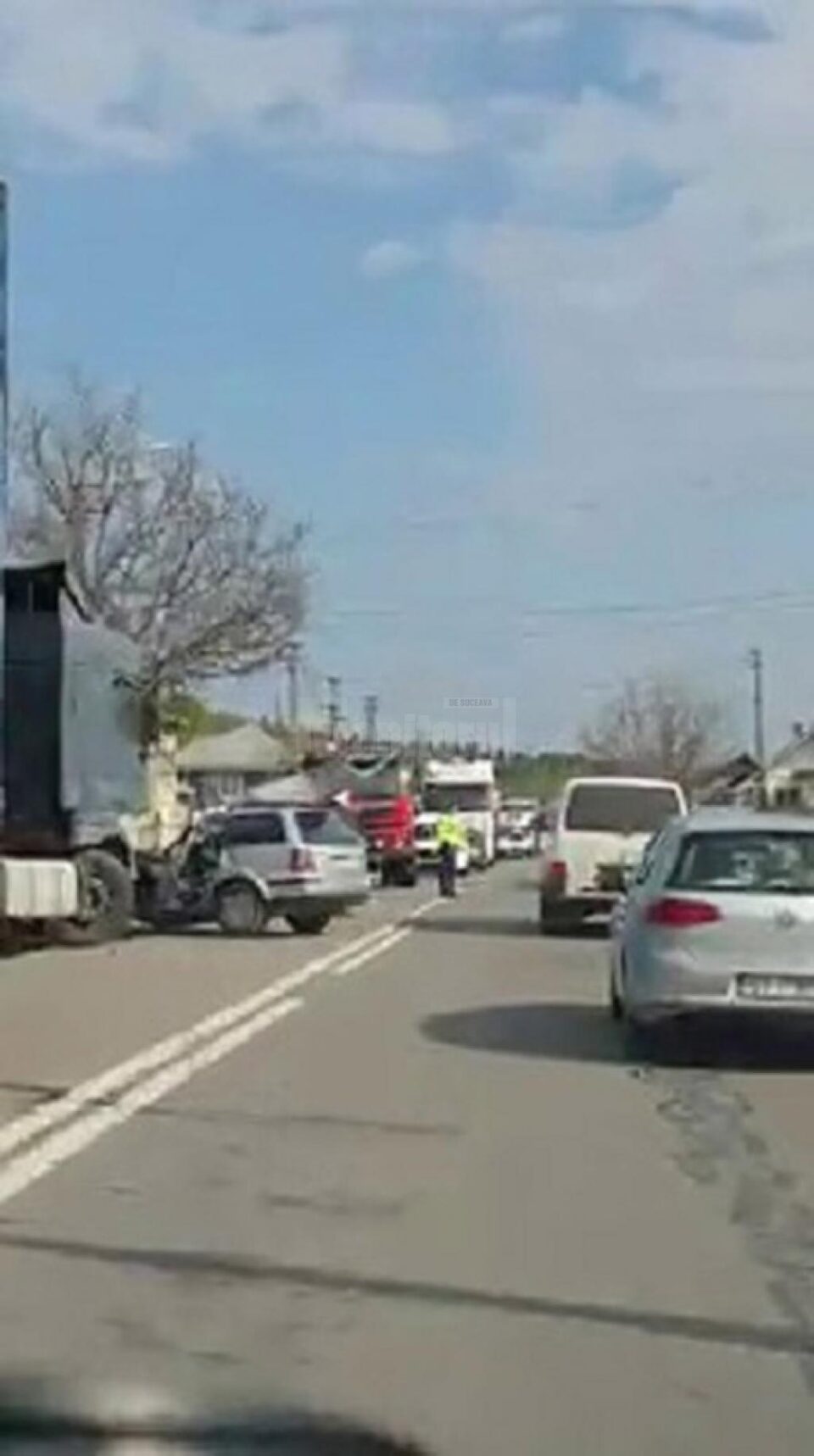 Șoferul autoturismului, scos de pompieri din caroseria avariată