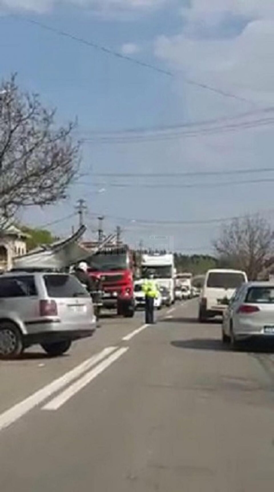 Șoferul autoturismului, scos de pompieri din caroseria avariată